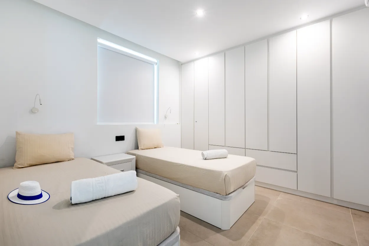 Vista del Silencio - twin-bedroom-with-wardrobe